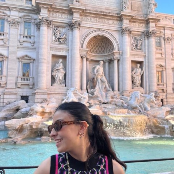 Meet your Posher, Sofía - Picture 1 of 1